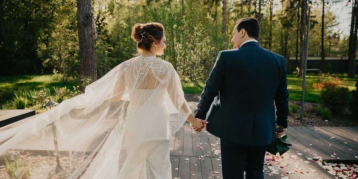 Україномовний ведучий.